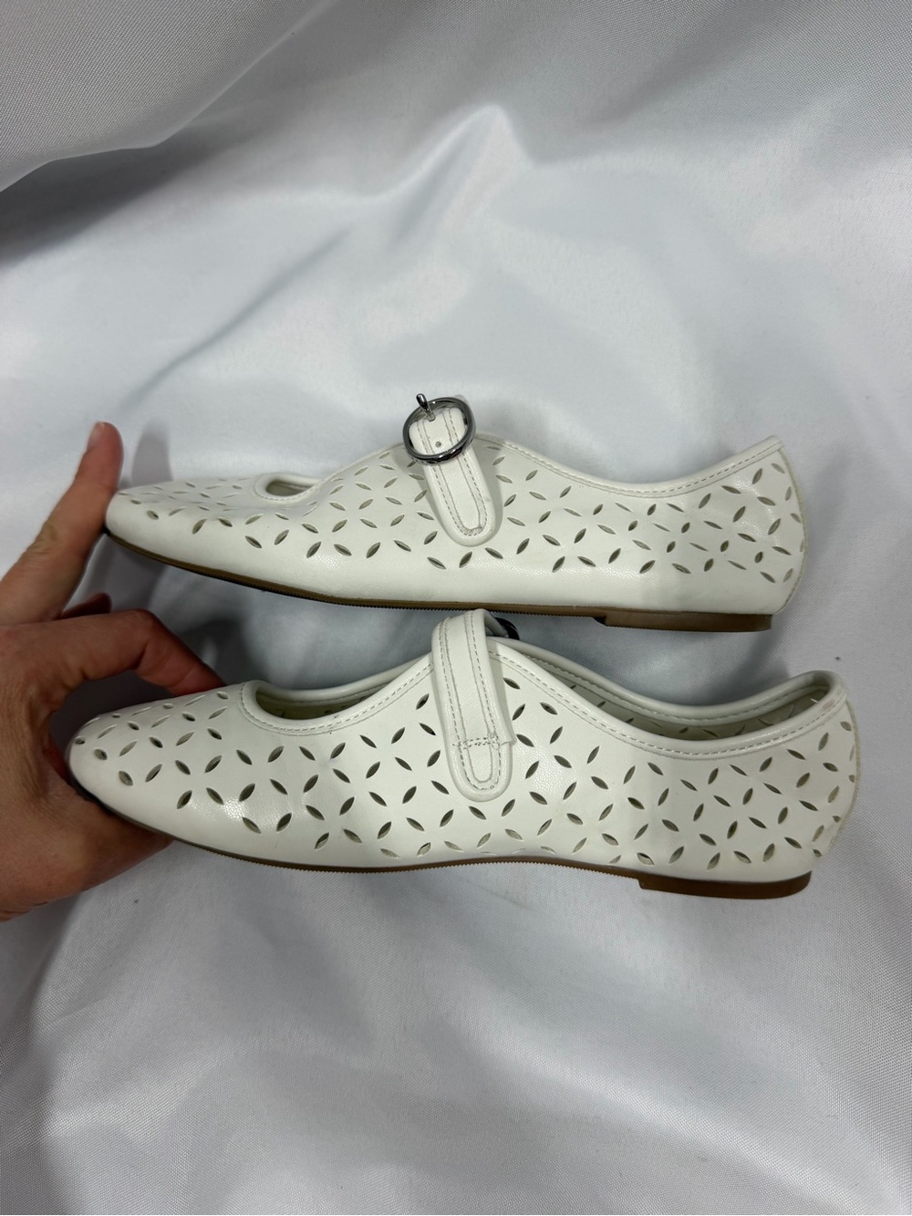 GAP | Mary Jane Flats White Shoes Perforated Lace Design Strap Big Girls Size 5 - Picture 8 of 10